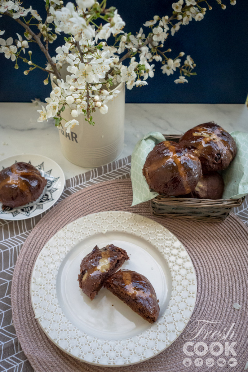 Chocolate hot cross buns recept Jamie Oliver Fresh Cook