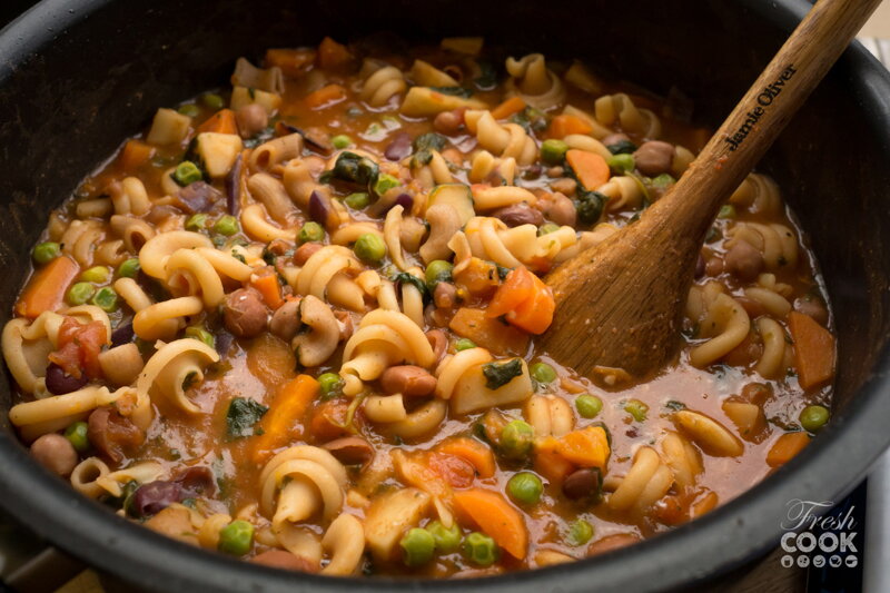 Lajdácká Minestrone aneb Dobrota z jednoho hrnce Jamie Oliver