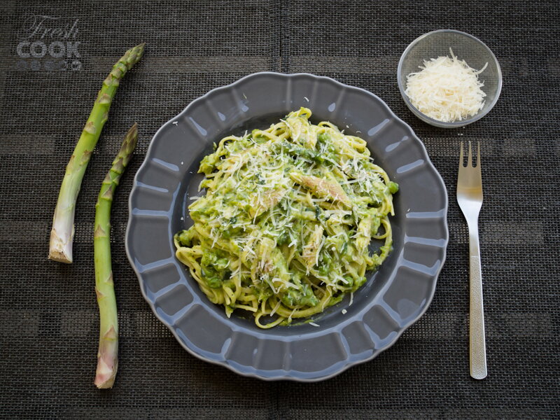 recept Linguine_s_uzeným_pstruhem_chřestem_a_hráškem Fresh Cook