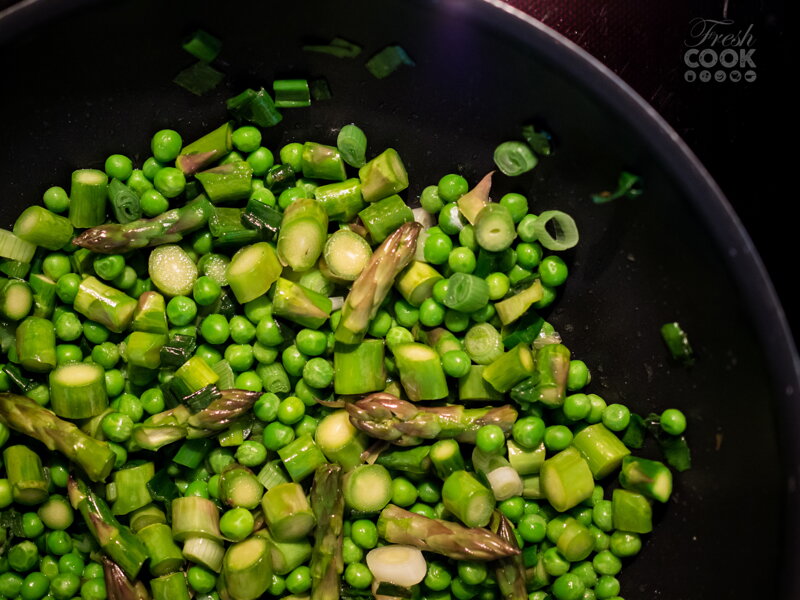 recept Linguine_s_uzeným_pstruhem_chřestem_a_hráškem Fresh Cook