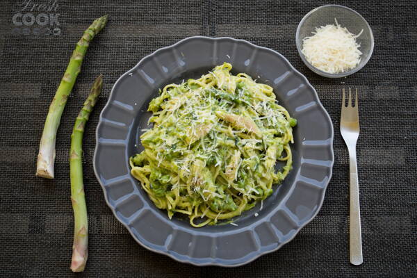 Recept s unikátní kombinací chřestu, hrášku a uzené ryby