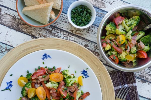 Brokolicový salát se slaninou / Klára a Jamie Oliver